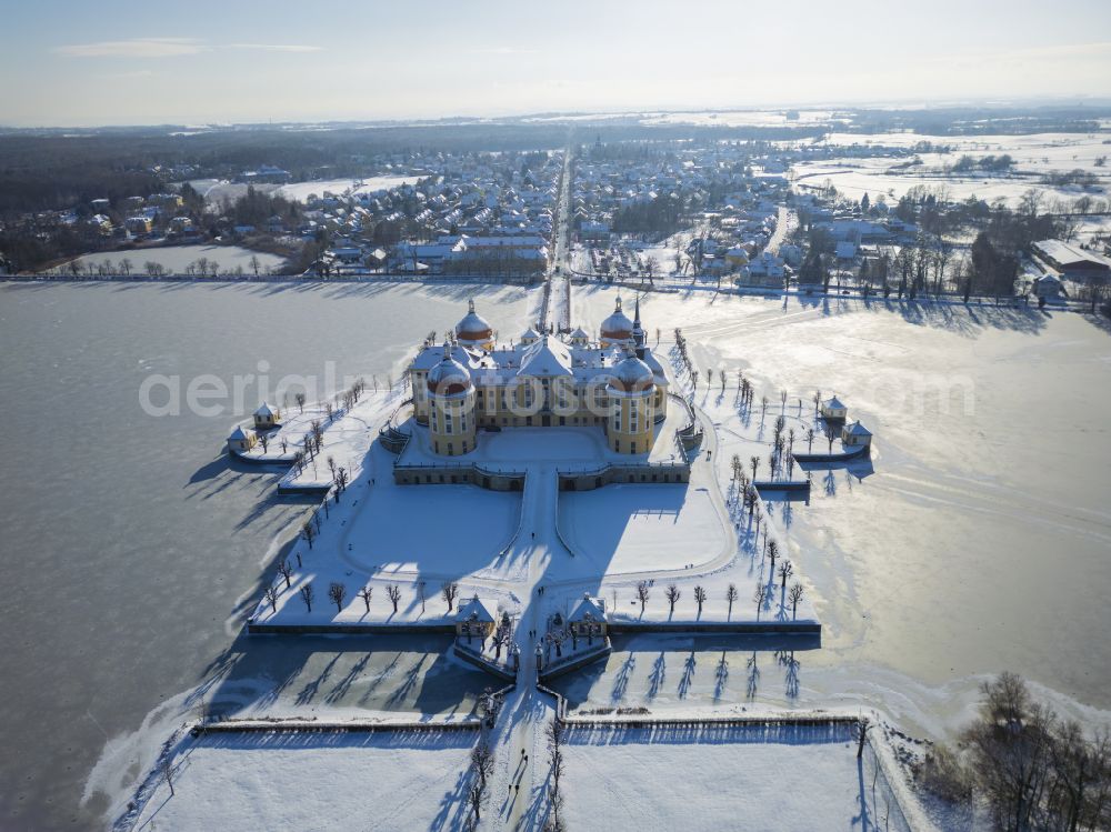 Aerial photograph Moritzburg - Wintry snowy winterly snow-covered hunting and moated castle and castle park in the castle pond in Moritzburg in the federal state of Saxony, Germany