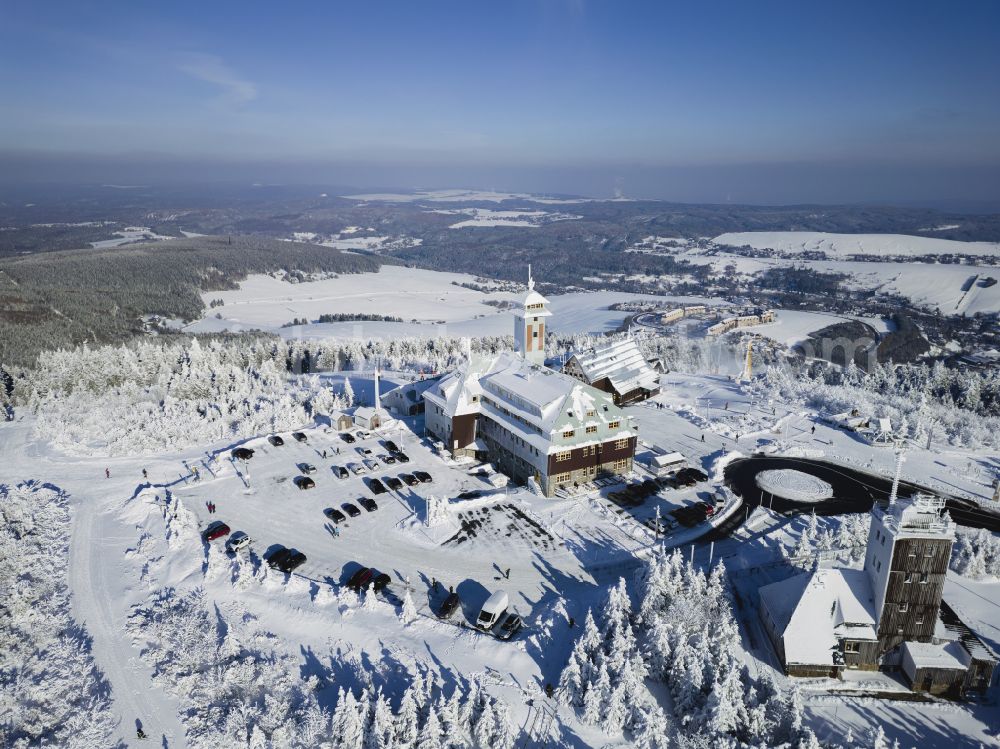 Oberwiesenthal from the bird's eye view: Winter snow-covered path and downhill slope in the winter sports ski area at the Fichtelberghaus on the Fichtelbergstrasse in Oberwiesenthal in the state of Saxony, Germany