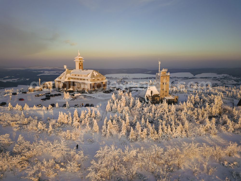 Aerial image Oberwiesenthal - Winter snow-covered path and downhill slope in the winter sports ski area at the Fichtelberghaus on the Fichtelbergstrasse in Oberwiesenthal in the state of Saxony, Germany