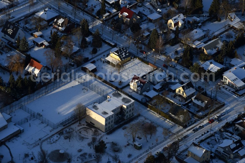 Aerial image Berlin - Wintry snowy Single-family residential area of settlement Bergedorfer Strasse - Eichenstrasse in the district Kaulsdorf in Berlin