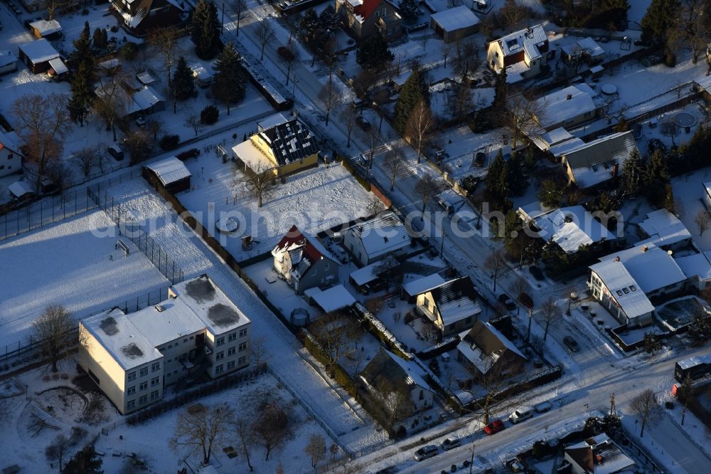 Aerial photograph Berlin - Wintry snowy Single-family residential area of settlement Bergedorfer Strasse - Eichenstrasse in the district Kaulsdorf in Berlin