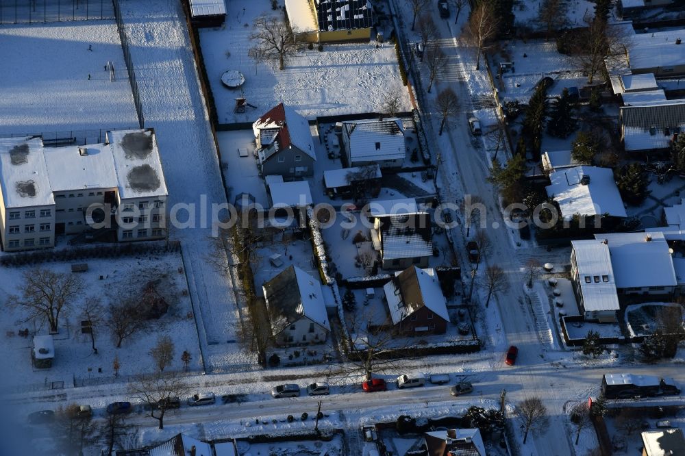 Berlin from above - Wintry snowy Single-family residential area of settlement Bergedorfer Strasse - Eichenstrasse in the district Kaulsdorf in Berlin