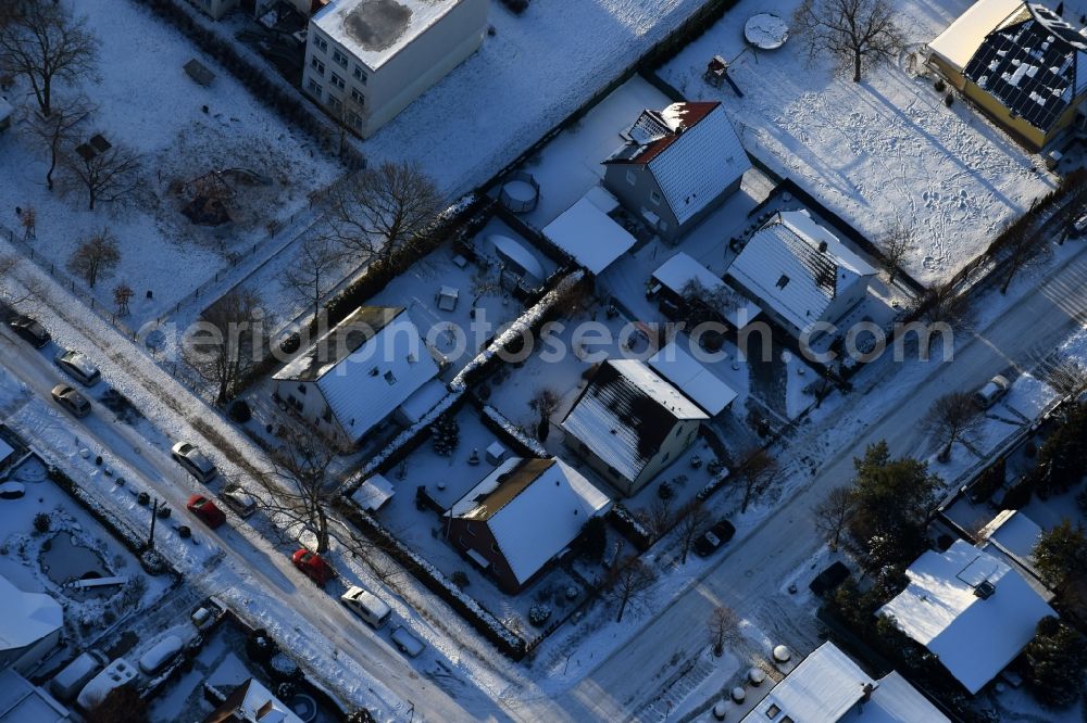 Berlin from the bird's eye view: Wintry snowy Single-family residential area of settlement Bergedorfer Strasse - Eichenstrasse in the district Kaulsdorf in Berlin