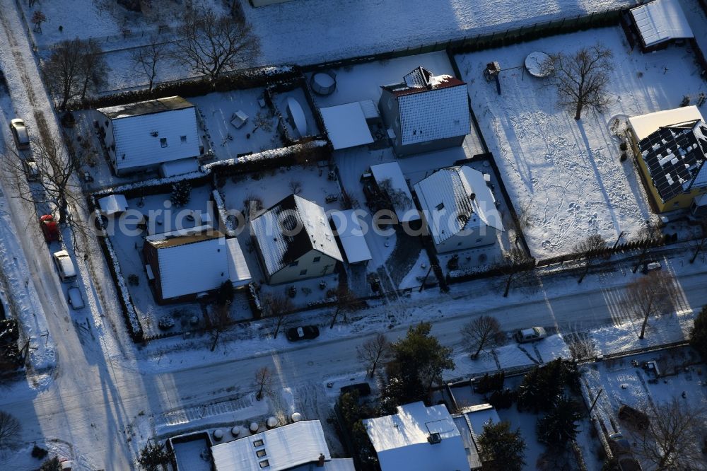 Aerial image Berlin - Wintry snowy Single-family residential area of settlement Bergedorfer Strasse - Eichenstrasse in the district Kaulsdorf in Berlin