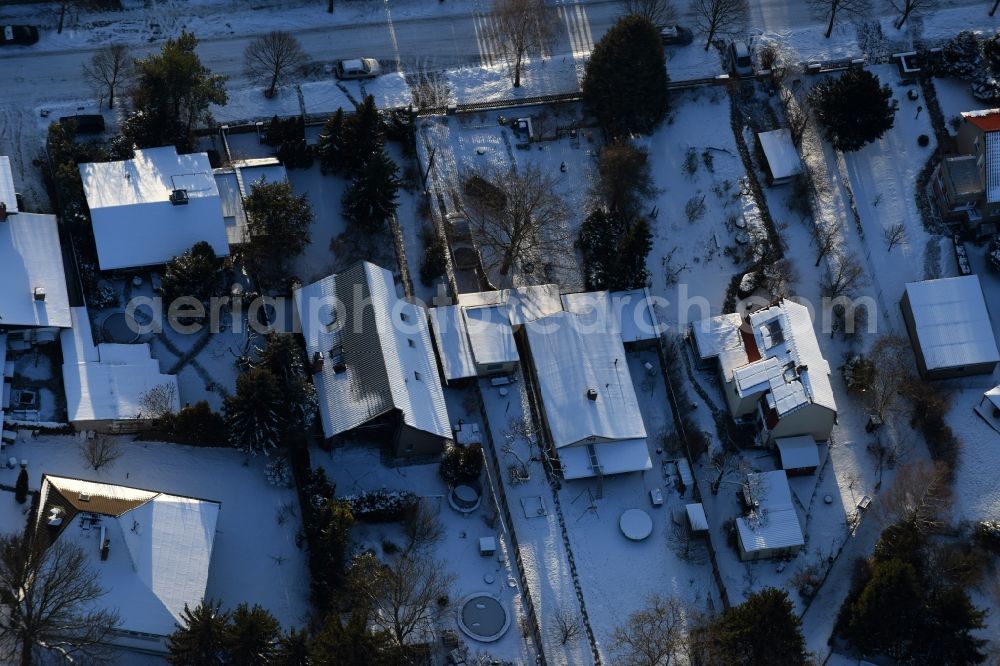 Aerial photograph Berlin - Wintry snowy Single-family residential area of settlement Bergedorfer Strasse - Eichenstrasse in the district Kaulsdorf in Berlin