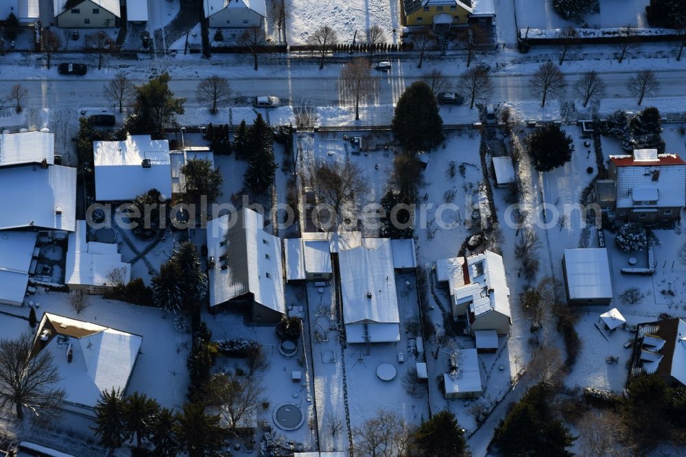 Berlin from above - Wintry snowy Single-family residential area of settlement Bergedorfer Strasse - Eichenstrasse in the district Kaulsdorf in Berlin