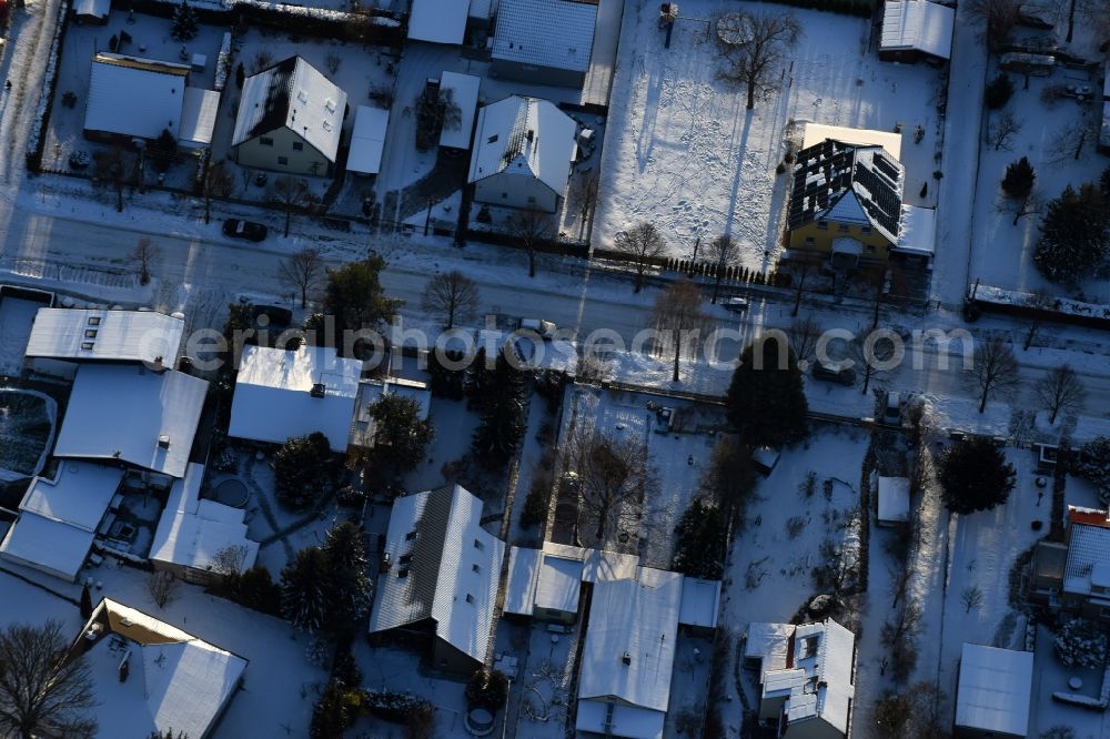 Berlin from the bird's eye view: Wintry snowy Single-family residential area of settlement Bergedorfer Strasse - Eichenstrasse in the district Kaulsdorf in Berlin