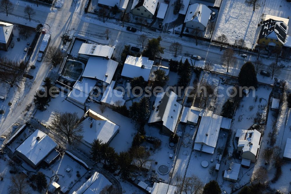 Aerial image Berlin - Wintry snowy Single-family residential area of settlement Bergedorfer Strasse - Eichenstrasse in the district Kaulsdorf in Berlin