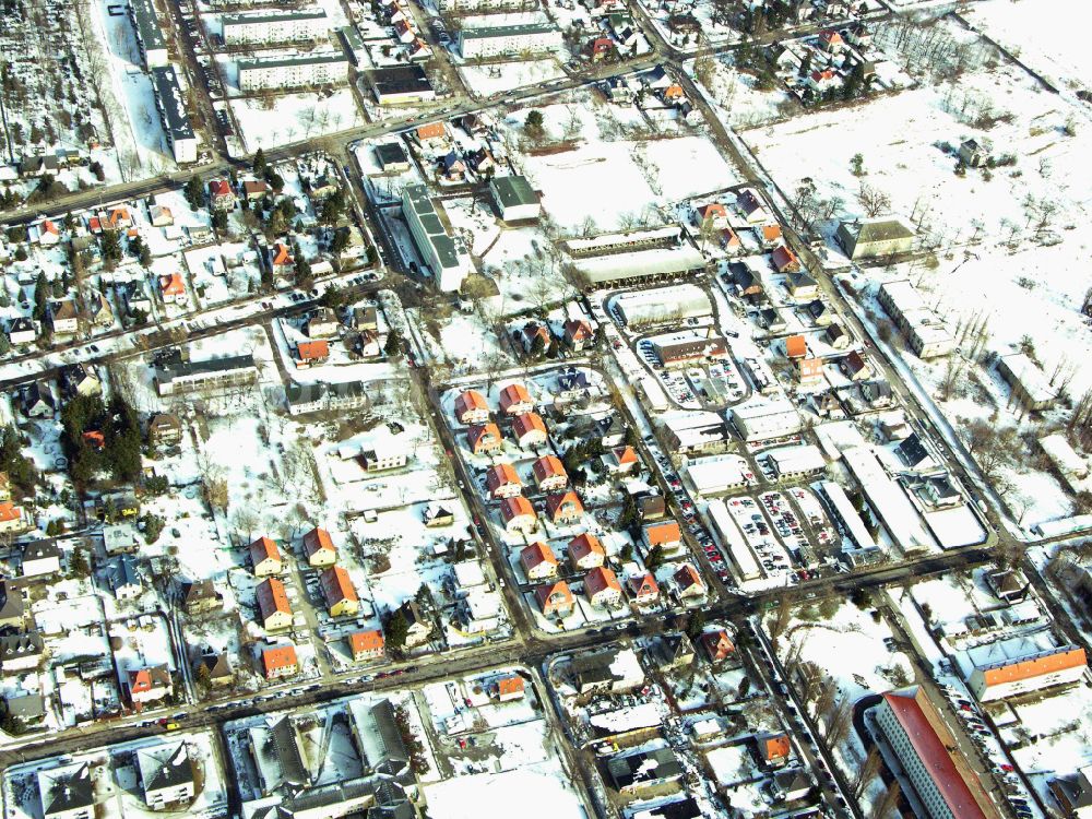 Aerial image Berlin - Wintry snowy single-family residential area of settlement ... on street Arberstrasse in the district Karlshorst in Berlin, Germany