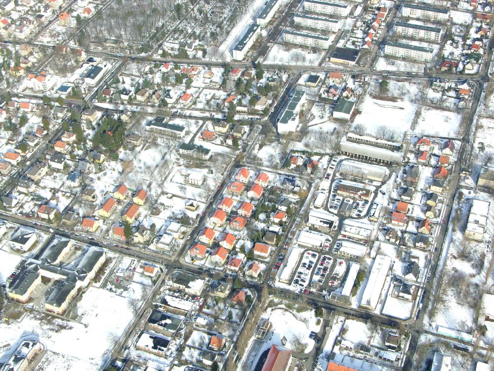 Aerial photograph Berlin - Wintry snowy single-family residential area of settlement ... on street Arberstrasse in the district Karlshorst in Berlin, Germany