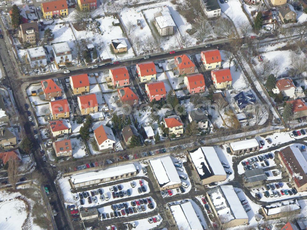 Berlin from the bird's eye view: Wintry snowy single-family residential area of settlement ... on street Arberstrasse in the district Karlshorst in Berlin, Germany