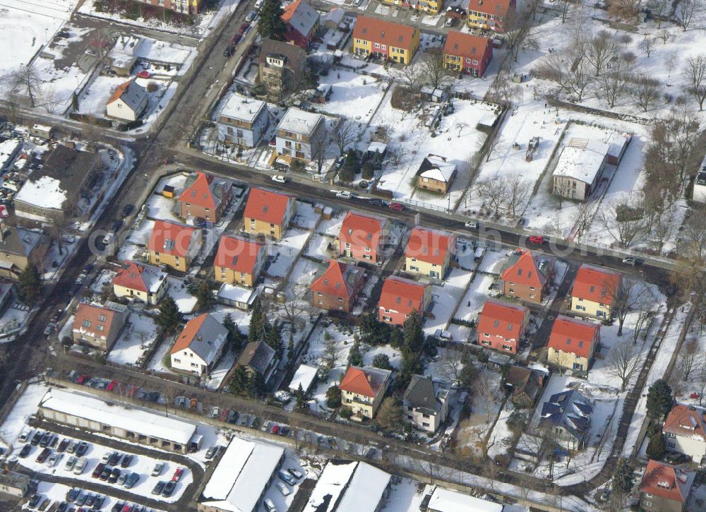 Aerial image Berlin - Wintry snowy single-family residential area of settlement ... on street Arberstrasse in the district Karlshorst in Berlin, Germany