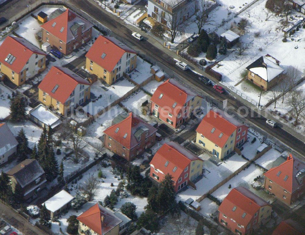 Aerial photograph Berlin - Wintry snowy single-family residential area of settlement ... on street Arberstrasse in the district Karlshorst in Berlin, Germany