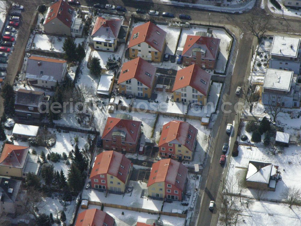 Berlin from the bird's eye view: Wintry snowy single-family residential area of settlement ... on street Arberstrasse in the district Karlshorst in Berlin, Germany