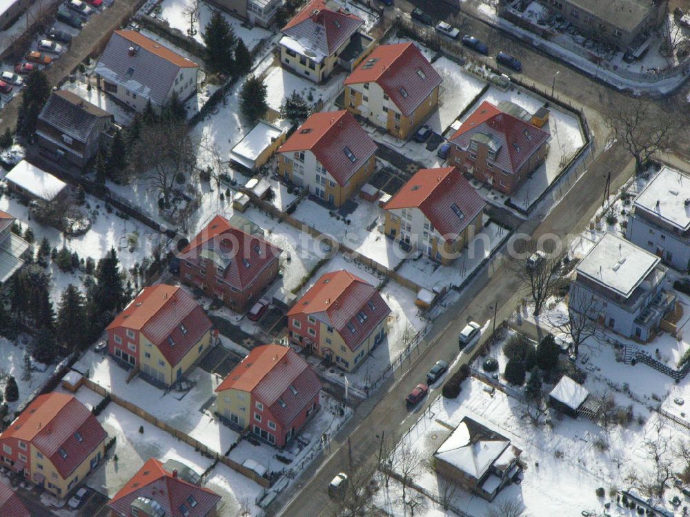 Aerial image Berlin - Wintry snowy single-family residential area of settlement ... on street Arberstrasse in the district Karlshorst in Berlin, Germany