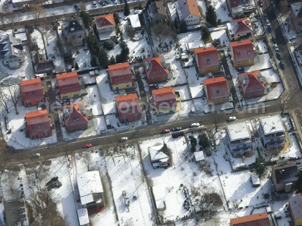 Aerial photograph Berlin - Wintry snowy single-family residential area of settlement ... on street Arberstrasse in the district Karlshorst in Berlin, Germany