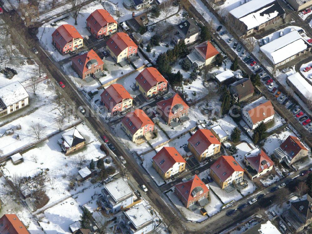 Berlin from the bird's eye view: Wintry snowy single-family residential area of settlement ... on street Arberstrasse in the district Karlshorst in Berlin, Germany