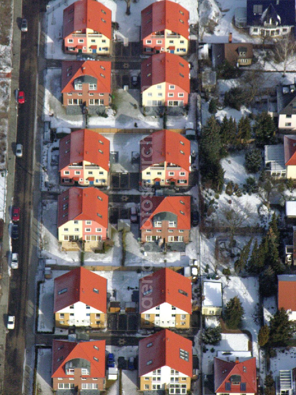 Aerial image Berlin - Wintry snowy single-family residential area of settlement ... on street Arberstrasse in the district Karlshorst in Berlin, Germany