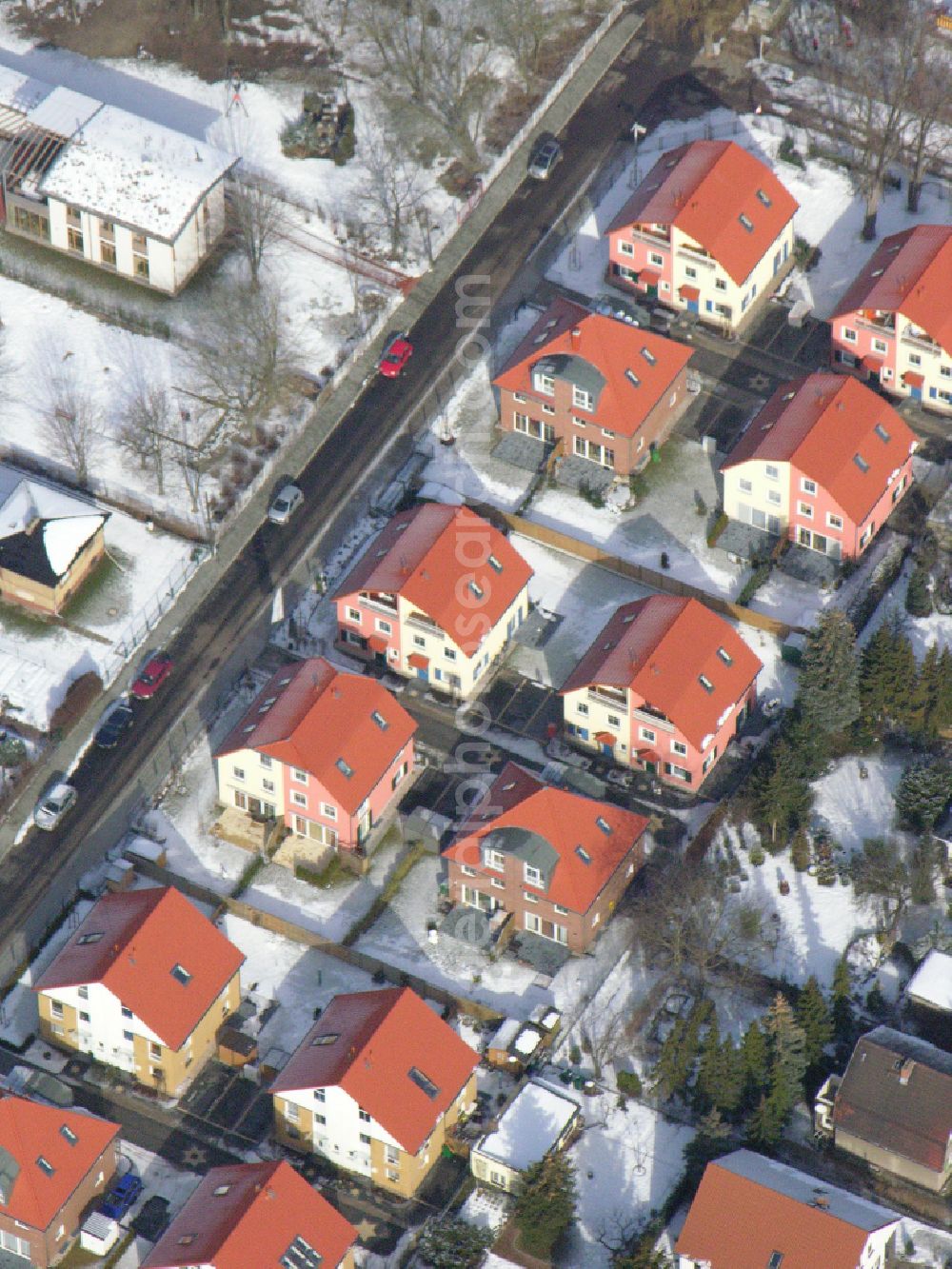 Aerial photograph Berlin - Wintry snowy single-family residential area of settlement ... on street Arberstrasse in the district Karlshorst in Berlin, Germany