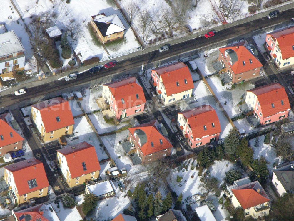 Berlin from above - Wintry snowy single-family residential area of settlement ... on street Arberstrasse in the district Karlshorst in Berlin, Germany