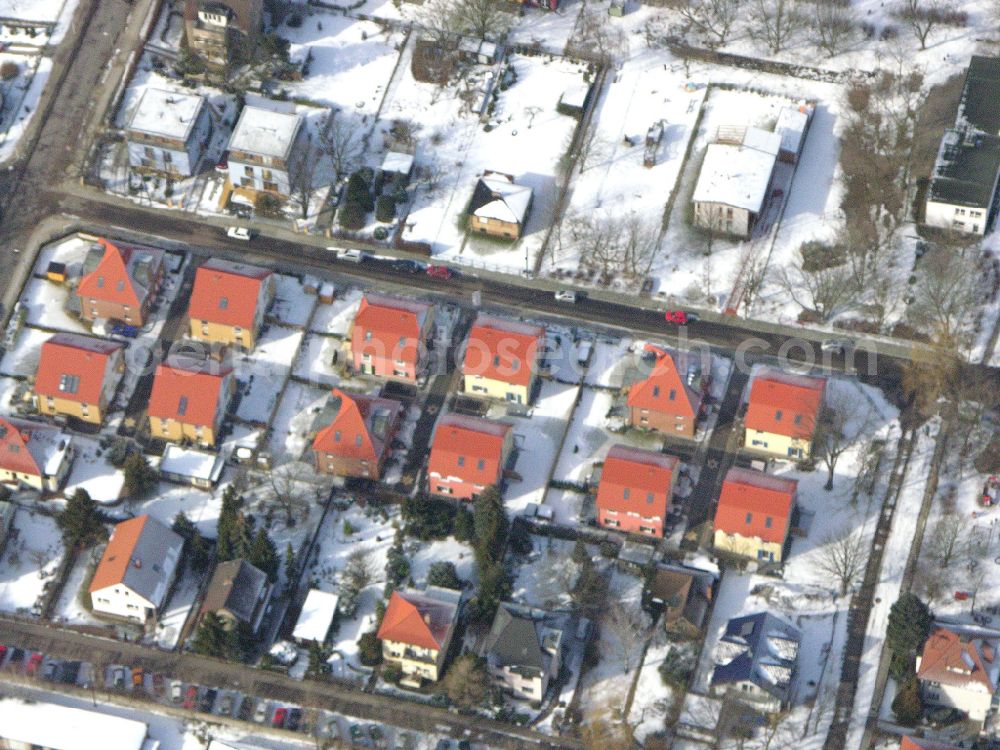 Berlin from the bird's eye view: Wintry snowy single-family residential area of settlement ... on street Arberstrasse in the district Karlshorst in Berlin, Germany