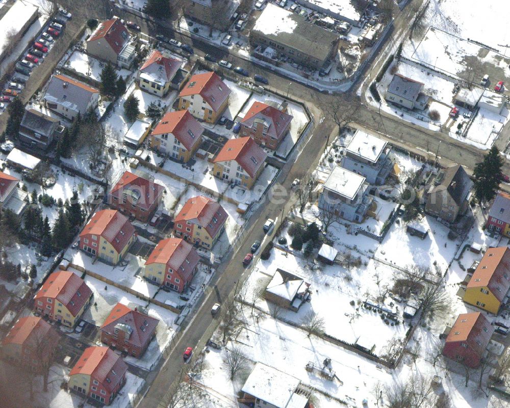 Aerial photograph Berlin - Wintry snowy single-family residential area of settlement ... on street Arberstrasse in the district Karlshorst in Berlin, Germany