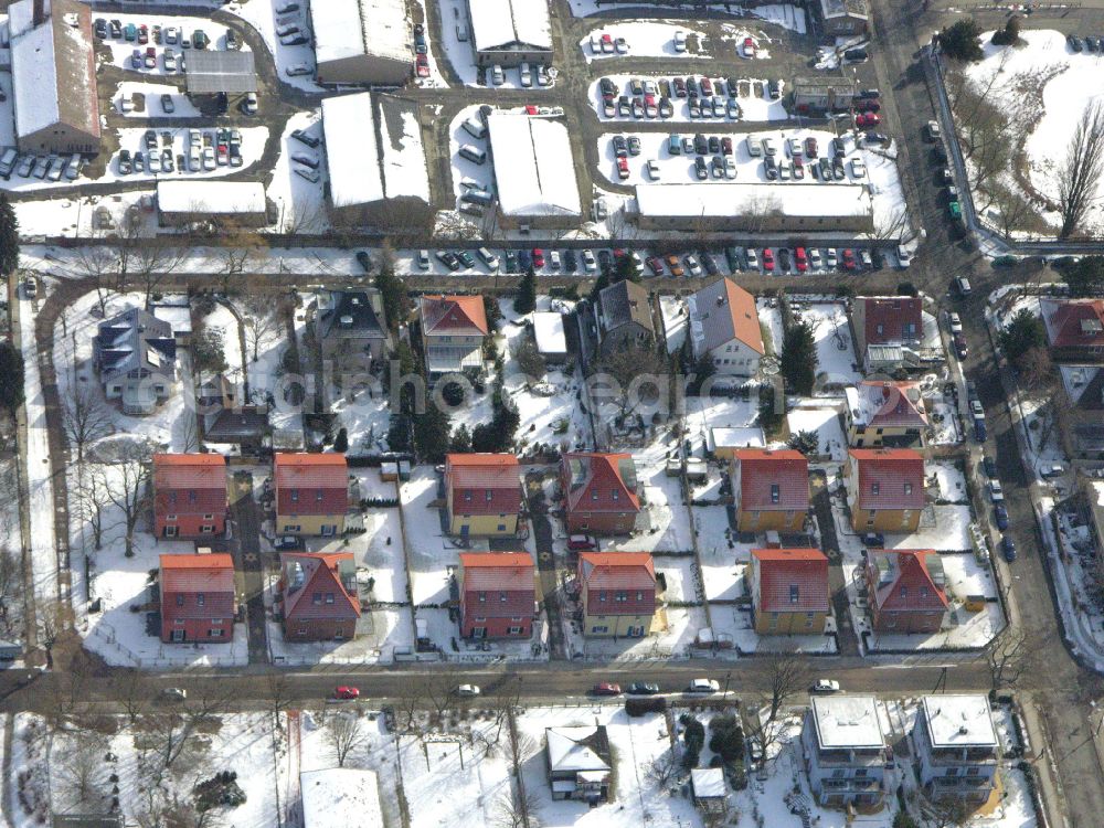 Berlin from above - Wintry snowy single-family residential area of settlement ... on street Arberstrasse in the district Karlshorst in Berlin, Germany