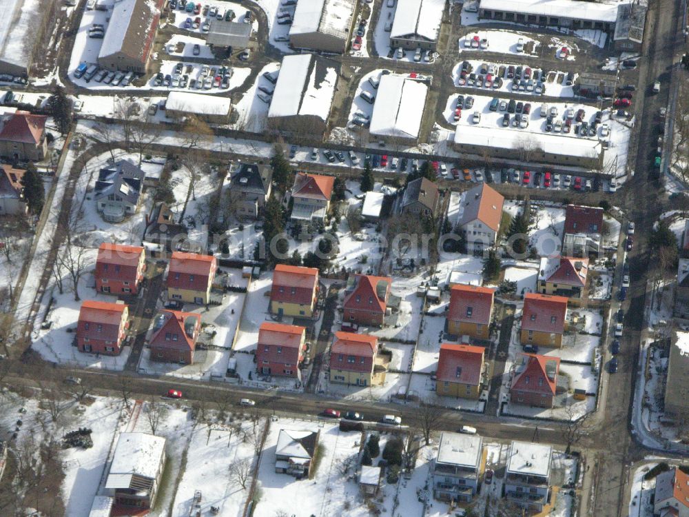 Berlin from the bird's eye view: Wintry snowy single-family residential area of settlement ... on street Arberstrasse in the district Karlshorst in Berlin, Germany