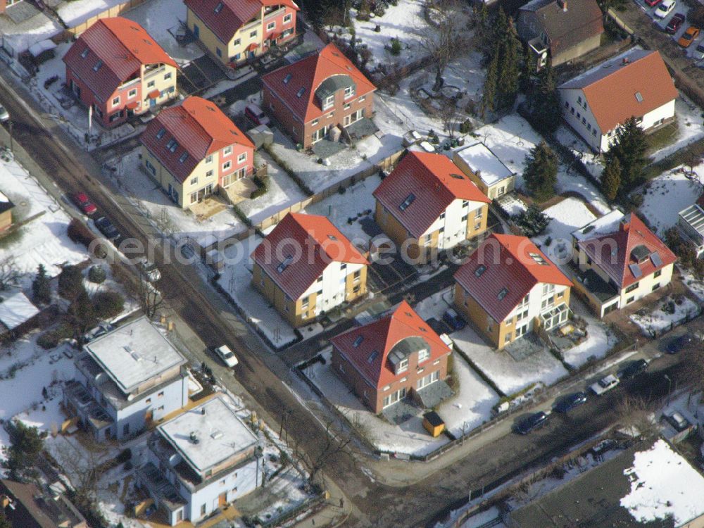 Aerial image Berlin - Wintry snowy single-family residential area of settlement ... on street Arberstrasse in the district Karlshorst in Berlin, Germany