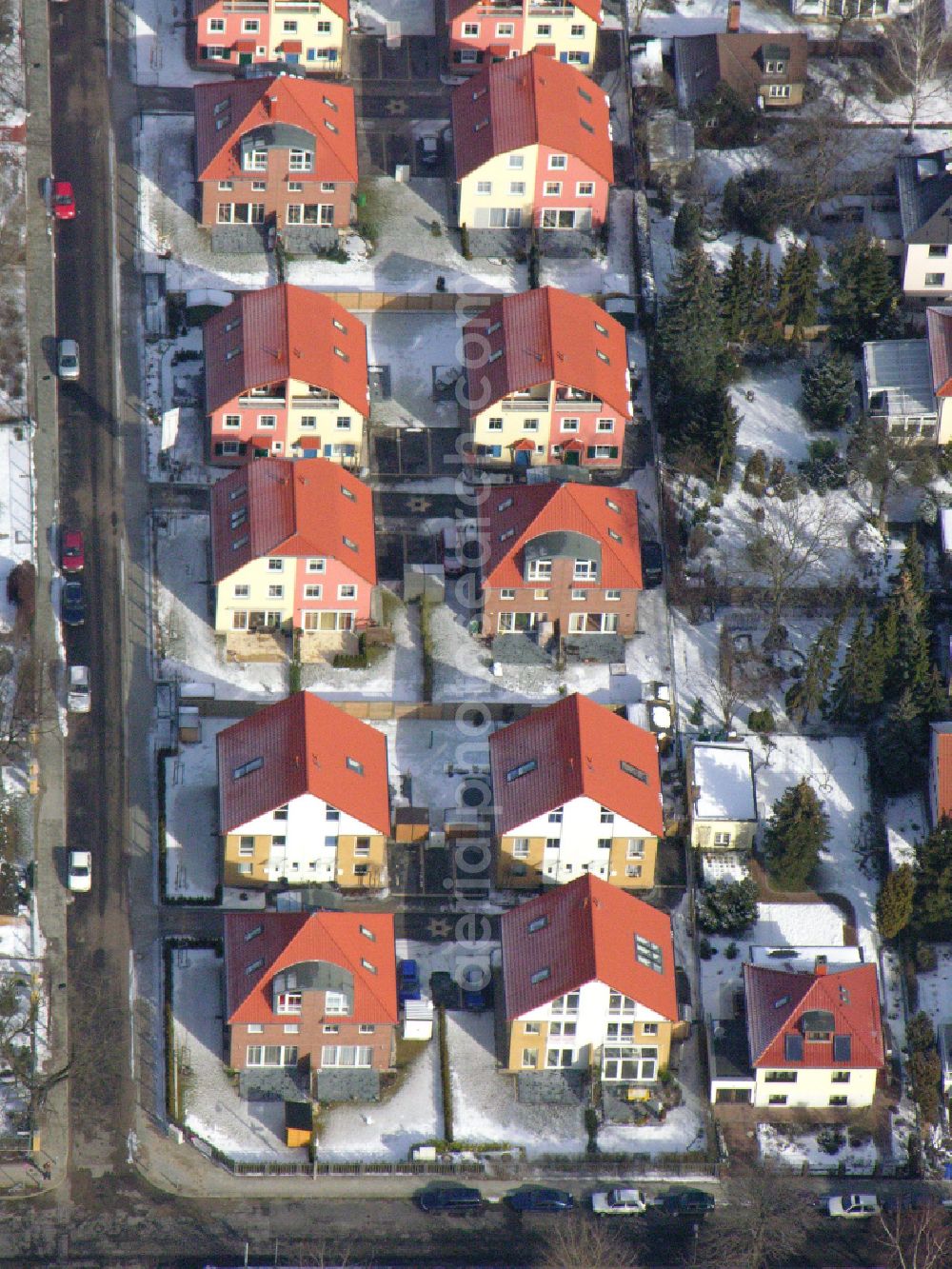 Aerial photograph Berlin - Wintry snowy single-family residential area of settlement ... on street Arberstrasse in the district Karlshorst in Berlin, Germany