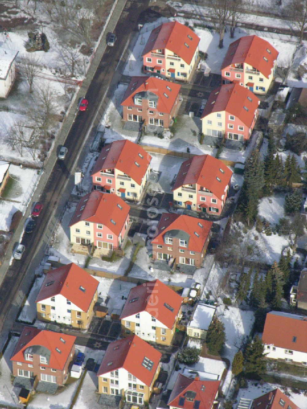 Berlin from above - Wintry snowy single-family residential area of settlement ... on street Arberstrasse in the district Karlshorst in Berlin, Germany