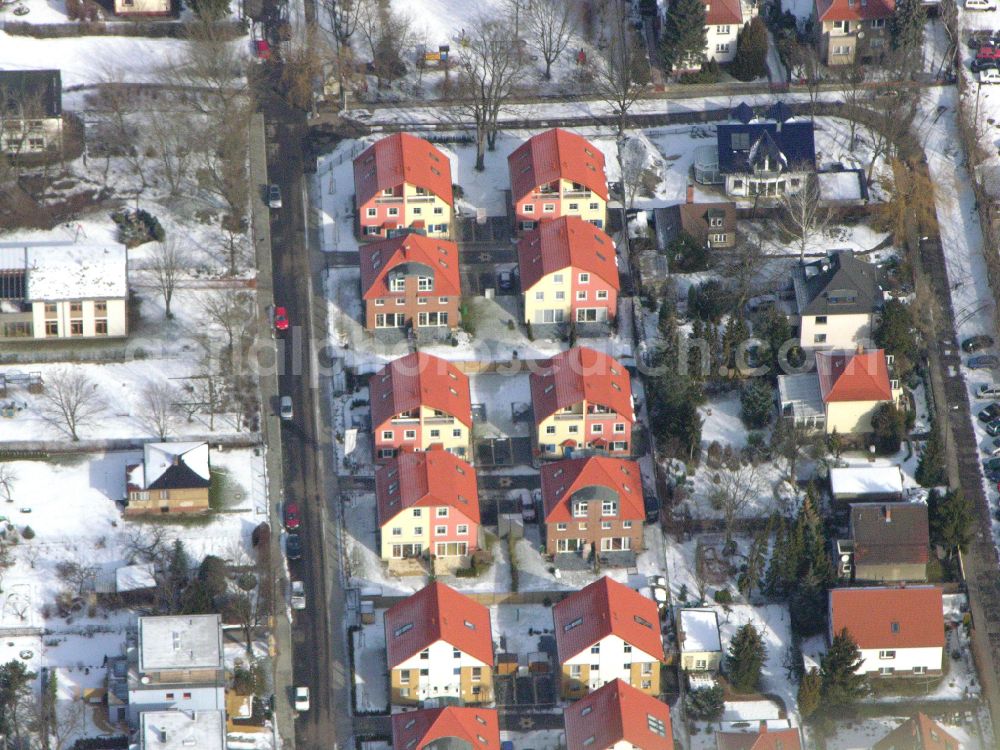 Aerial image Berlin - Wintry snowy single-family residential area of settlement ... on street Arberstrasse in the district Karlshorst in Berlin, Germany