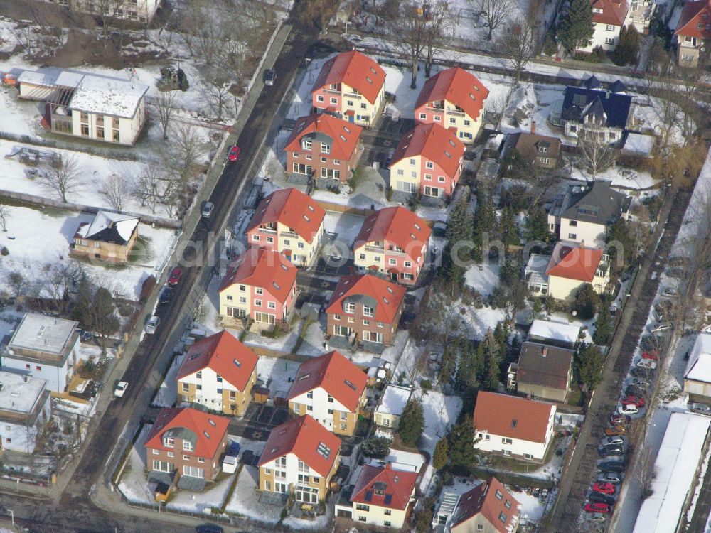 Aerial photograph Berlin - Wintry snowy single-family residential area of settlement ... on street Arberstrasse in the district Karlshorst in Berlin, Germany