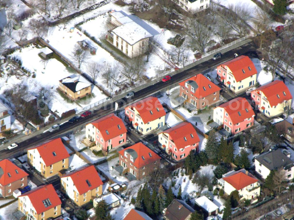 Berlin from above - Wintry snowy single-family residential area of settlement ... on street Arberstrasse in the district Karlshorst in Berlin, Germany