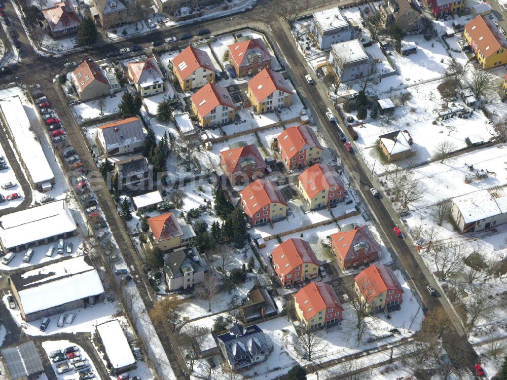 Berlin from the bird's eye view: Wintry snowy single-family residential area of settlement ... on street Arberstrasse in the district Karlshorst in Berlin, Germany