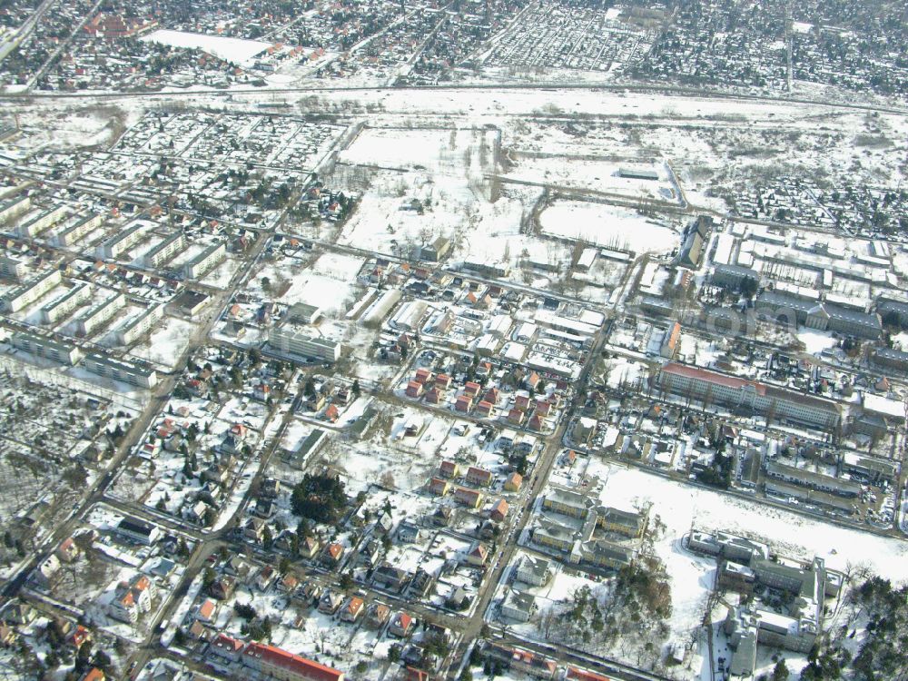 Aerial image Berlin - Wintry snowy single-family residential area of settlement ... on street Arberstrasse in the district Karlshorst in Berlin, Germany