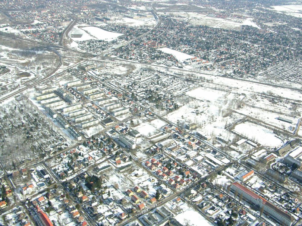 Aerial photograph Berlin - Wintry snowy single-family residential area of settlement ... on street Arberstrasse in the district Karlshorst in Berlin, Germany