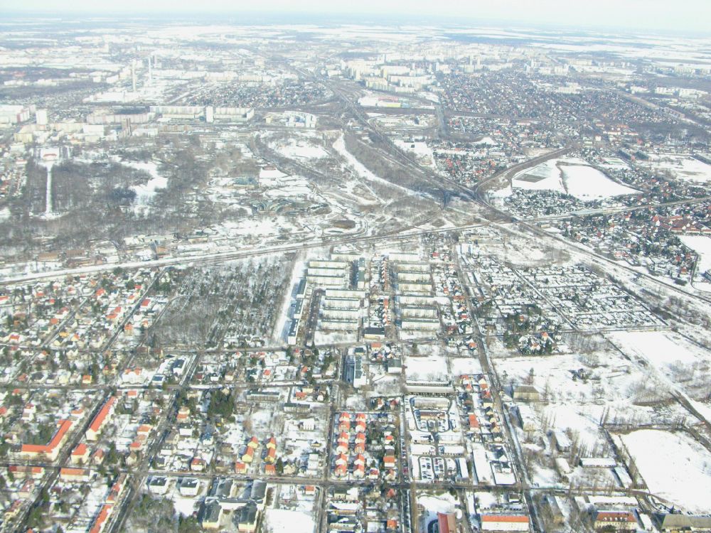 Berlin from the bird's eye view: Wintry snowy single-family residential area of settlement ... on street Arberstrasse in the district Karlshorst in Berlin, Germany