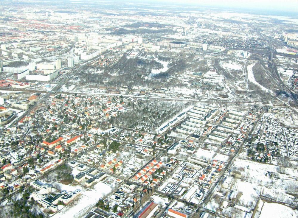 Aerial image Berlin - Wintry snowy single-family residential area of settlement ... on street Arberstrasse in the district Karlshorst in Berlin, Germany