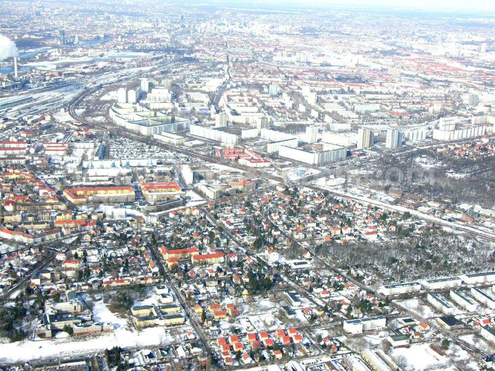 Aerial photograph Berlin - Wintry snowy single-family residential area of settlement ... on street Arberstrasse in the district Karlshorst in Berlin, Germany