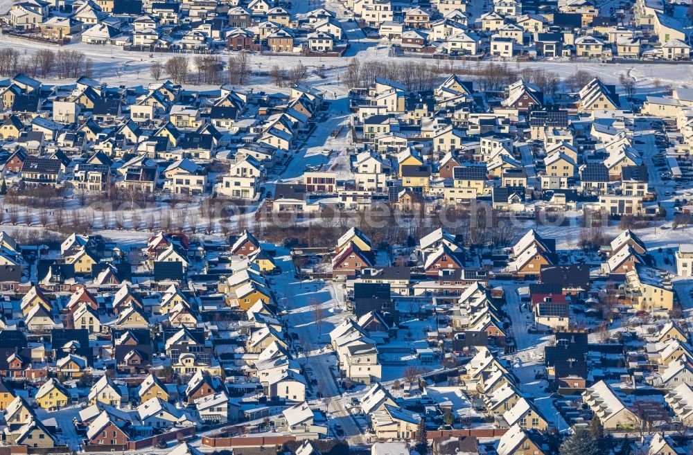 Aerial photograph Soest - Wintry snowy single-family residential area of settlement Brinkenkamp - Marserweg in Soest in the state North Rhine-Westphalia, Germany