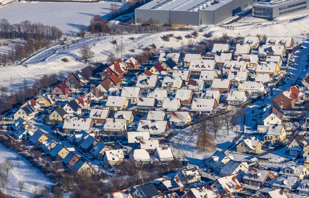 Aerial image Werl - Wintry snowy single-family residential area of settlement on Hallenser Weg in Werl at Ruhrgebiet in the state North Rhine-Westphalia, Germany