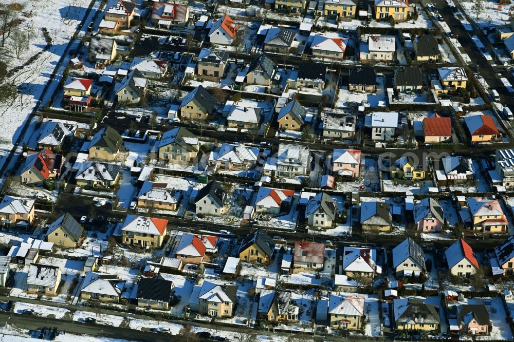 Aerial image Berlin - Wintry snowy single-family residential area of settlement on Haltoner Strasse - Stachelbartweg in the district Biesdorf in Berlin, Germany