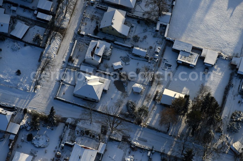 Aerial photograph Fredersdorf-Vogelsdorf - Wintry snowy single-family residential area of settlement Heideweg - Friedrich-Ebert-Strasse in the district Vogelsdorf in Fredersdorf-Vogelsdorf in the state Brandenburg