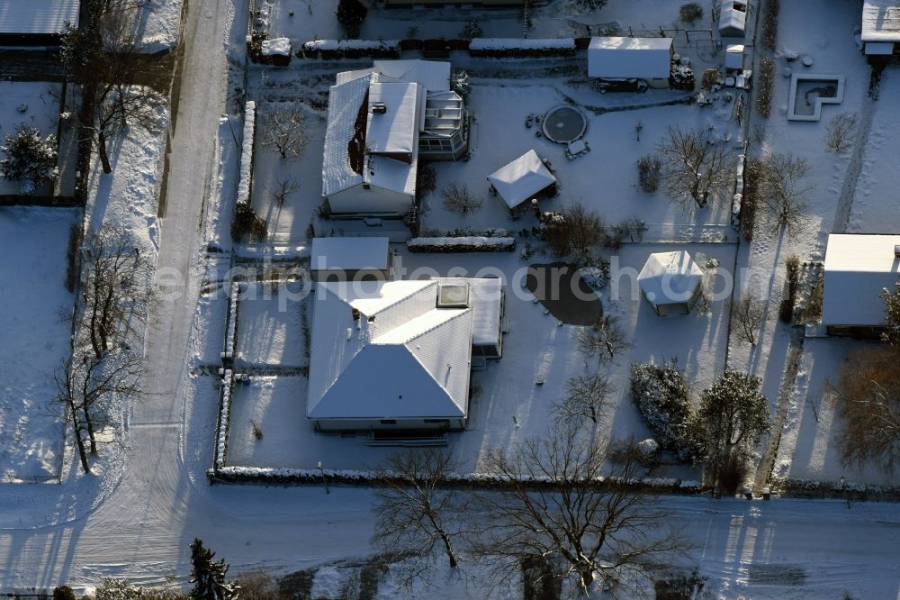 Fredersdorf-Vogelsdorf from above - Wintry snowy single-family residential area of settlement Heideweg - Friedrich-Ebert-Strasse in the district Vogelsdorf in Fredersdorf-Vogelsdorf in the state Brandenburg