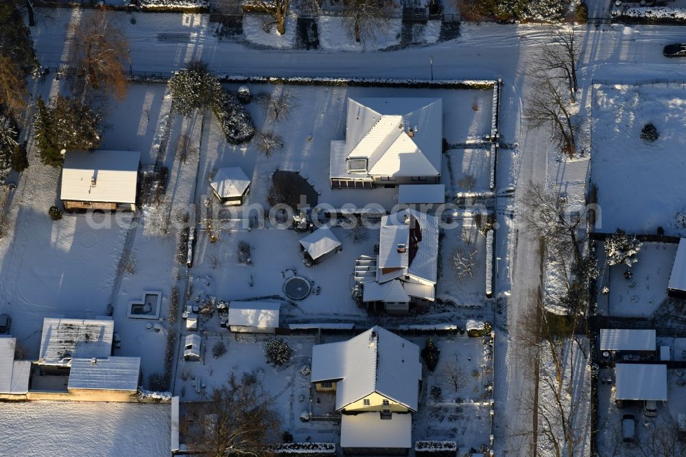 Fredersdorf-Vogelsdorf from the bird's eye view: Wintry snowy single-family residential area of settlement Heideweg - Friedrich-Ebert-Strasse in the district Vogelsdorf in Fredersdorf-Vogelsdorf in the state Brandenburg