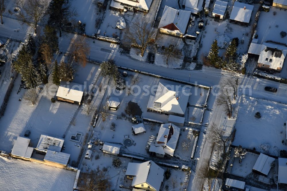 Aerial image Fredersdorf-Vogelsdorf - Wintry snowy single-family residential area of settlement Heideweg - Friedrich-Ebert-Strasse in the district Vogelsdorf in Fredersdorf-Vogelsdorf in the state Brandenburg