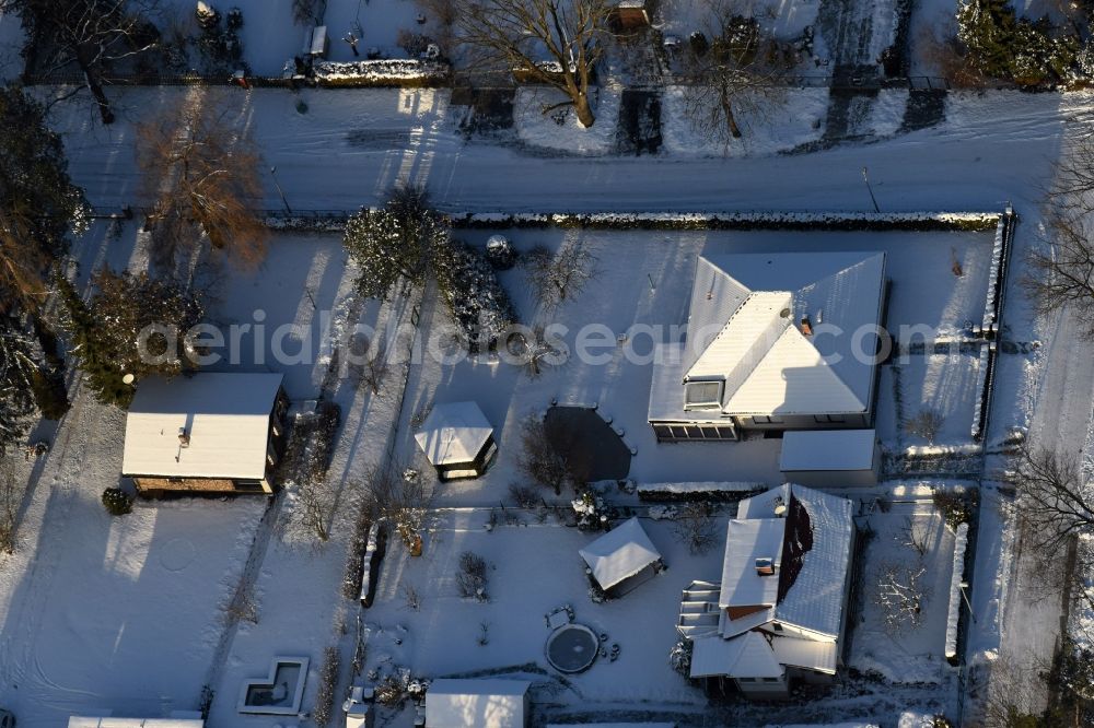 Aerial photograph Fredersdorf-Vogelsdorf - Wintry snowy single-family residential area of settlement Heideweg - Friedrich-Ebert-Strasse in the district Vogelsdorf in Fredersdorf-Vogelsdorf in the state Brandenburg