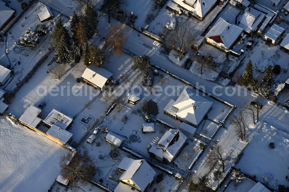 Fredersdorf-Vogelsdorf from above - Wintry snowy single-family residential area of settlement Heideweg - Friedrich-Ebert-Strasse in the district Vogelsdorf in Fredersdorf-Vogelsdorf in the state Brandenburg