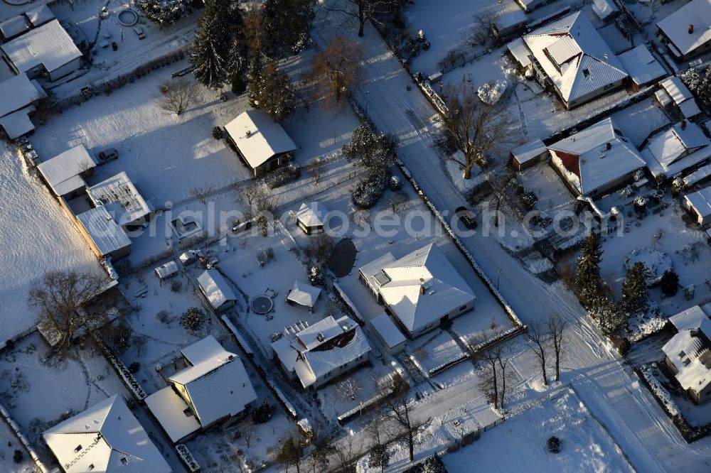 Fredersdorf-Vogelsdorf from the bird's eye view: Wintry snowy single-family residential area of settlement Heideweg - Friedrich-Ebert-Strasse in the district Vogelsdorf in Fredersdorf-Vogelsdorf in the state Brandenburg